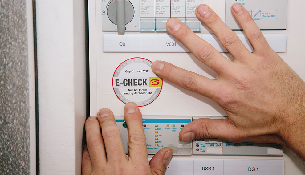 E-CHECK Prüfsiegel wird angebracht