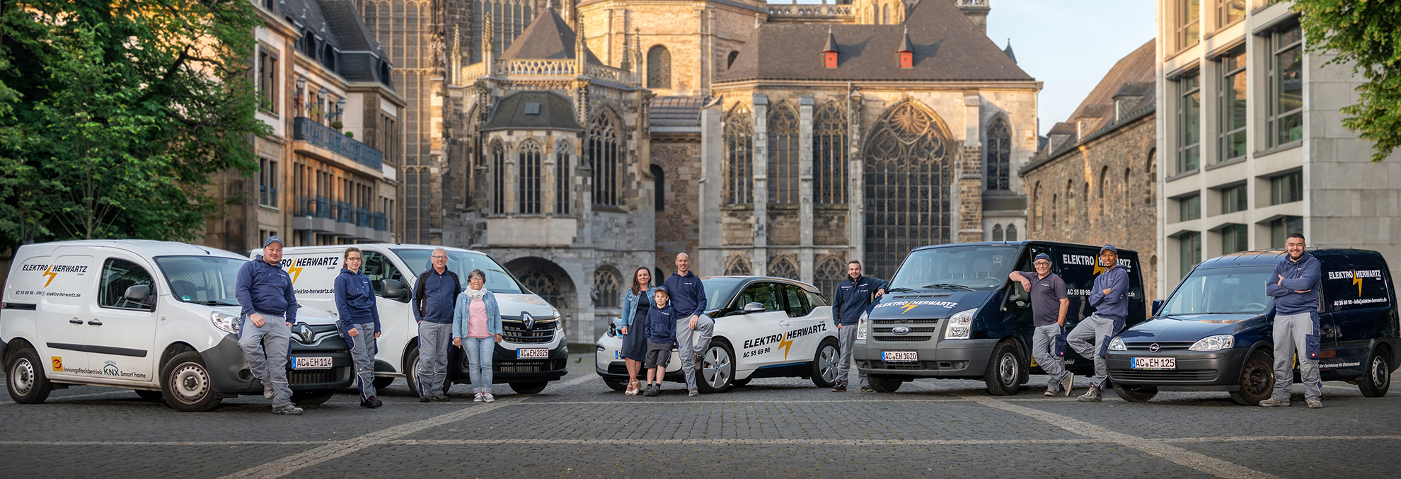 Das Team der Elektro Herwarts GmbH vor dem Aachener Dom